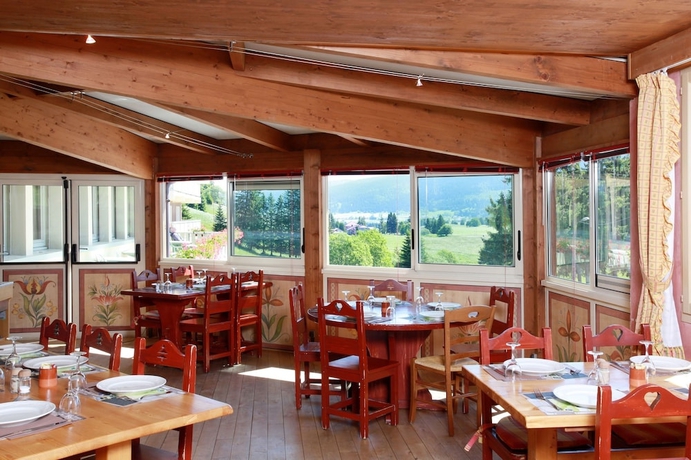 Imagen del bar/restaurante del Hotel Od&eacute;sia Vacances Chalet Le Gr&eacute;pillon. Foto 6