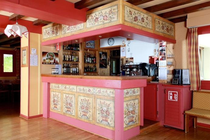 Imagen del bar/restaurante del Hotel Od&eacute;sia Vacances Chalet Le Gr&eacute;pillon. Foto 7