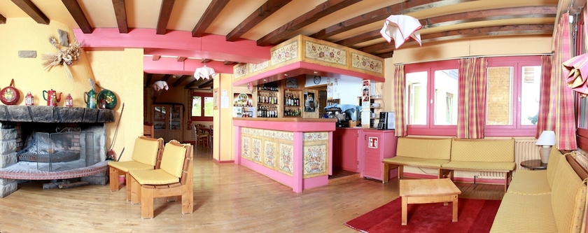 Imagen del bar/restaurante del Hotel Od&eacute;sia Vacances Chalet Le Gr&eacute;pillon. Foto 8