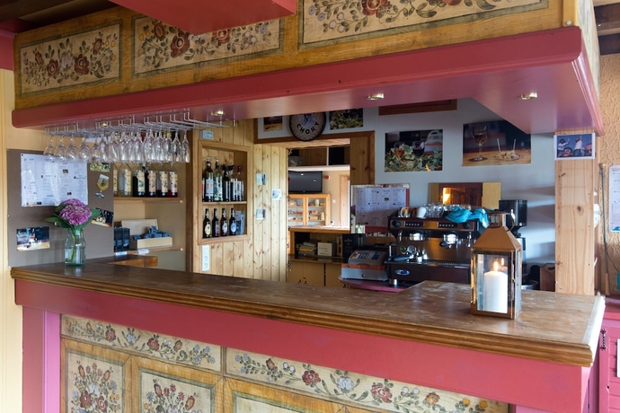 Imagen del bar/restaurante del Hotel Od&eacute;sia Vacances Chalet Le Gr&eacute;pillon. Foto 9