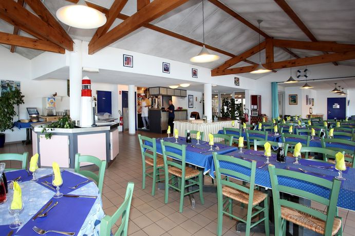 Imagen del bar/restaurante del Hotel Od&eacute;sia Vacances Village Club Le Pescadou. Foto 8
