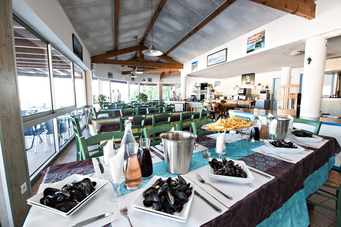 Imagen del bar/restaurante del Hotel Od&eacute;sia Vacances Village Club Le Pescadou. Foto 10