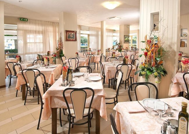 Imagen del bar/restaurante del Hotel Odeon, Pinarella di Cervia. Foto 3