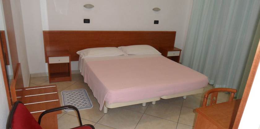 Imagen de la habitación del Hotel Odeon, Pinarella di Cervia. Foto 8