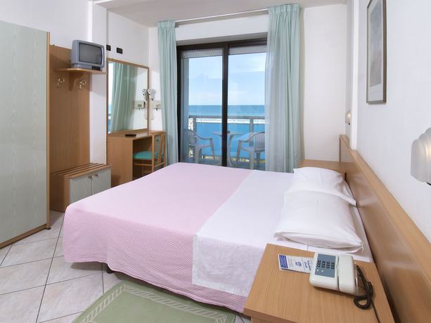 Imagen de la habitación del Hotel Odeon, Pinarella di Cervia. Foto 11