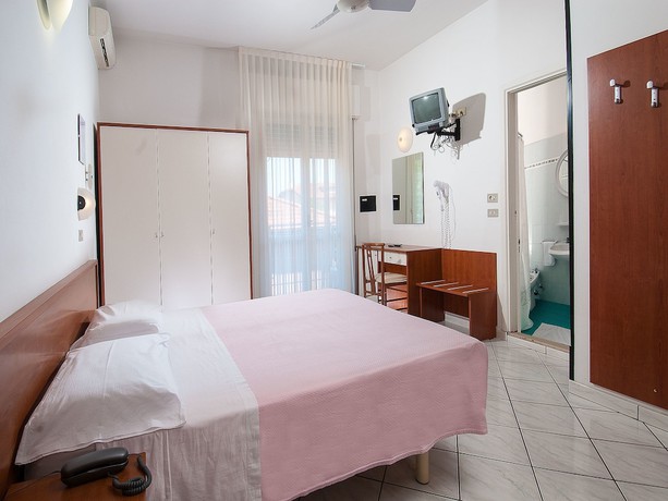 Imagen de la habitación del Hotel Odeon, Pinarella di Cervia. Foto 14