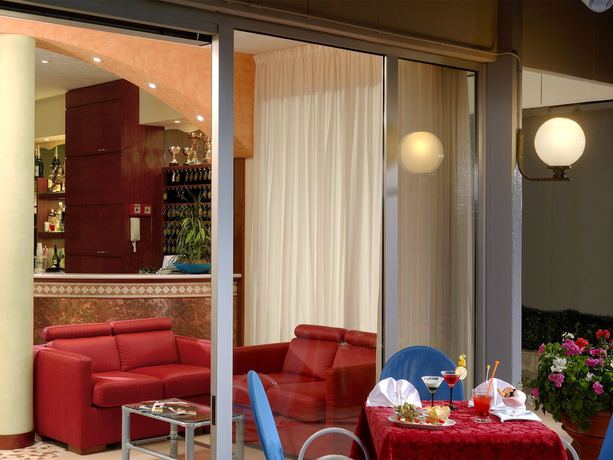 Imagen de los interiores del Hotel Odeon, Pinarella di Cervia. Foto 19