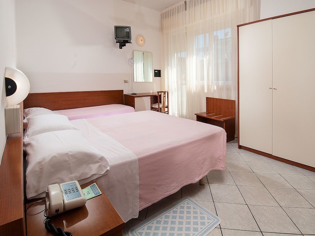 Imagen de la habitación del Hotel Odeon, Pinarella di Cervia. Foto 17