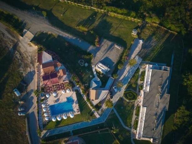 Imagen general del Hotel Odos Oneiron Tavronitis Bay. Foto 9