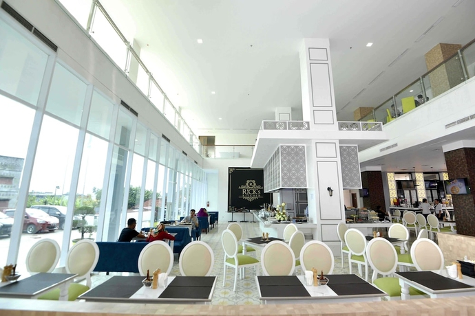 Imagen del bar/restaurante del Hotel Odua Weston Jambi. Foto 2