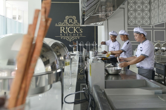 Imagen del bar/restaurante del Hotel Odua Weston Jambi. Foto 3