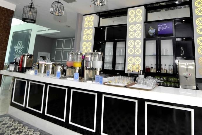 Imagen del bar/restaurante del Hotel Odua Weston Jambi. Foto 4