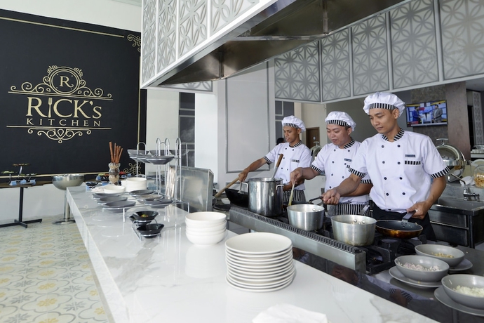 Imagen del bar/restaurante del Hotel Odua Weston Jambi. Foto 5