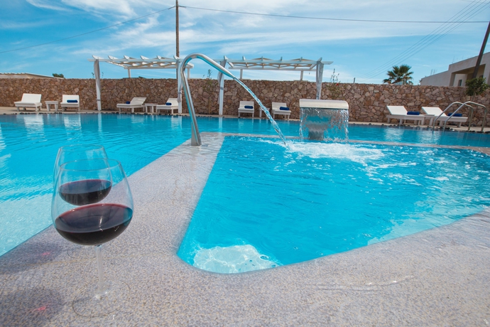 Imagen de la piscina del Hotel Odysseas. Foto 15