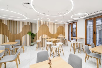 Imagen del bar/restaurante del Hotel Odyssey Rooms. Foto 2