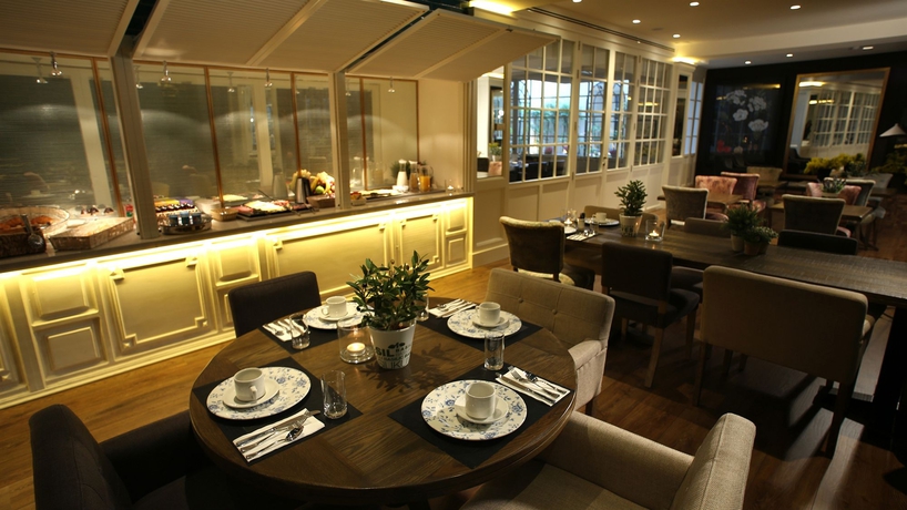 Imagen del bar/restaurante del Hotel Ofelias. Foto 2