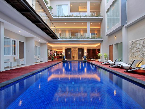 Imagen de la piscina del Hotel Ohana Kuta. Foto 12