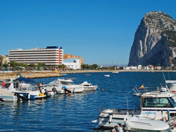 Imagen de los exteriores del Hotel Ohtels Campo De Gibraltar. Foto 9