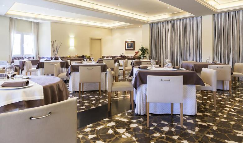 Imagen del bar/restaurante del Hotel Ohtels Gran Hotel Almeria. Foto 2