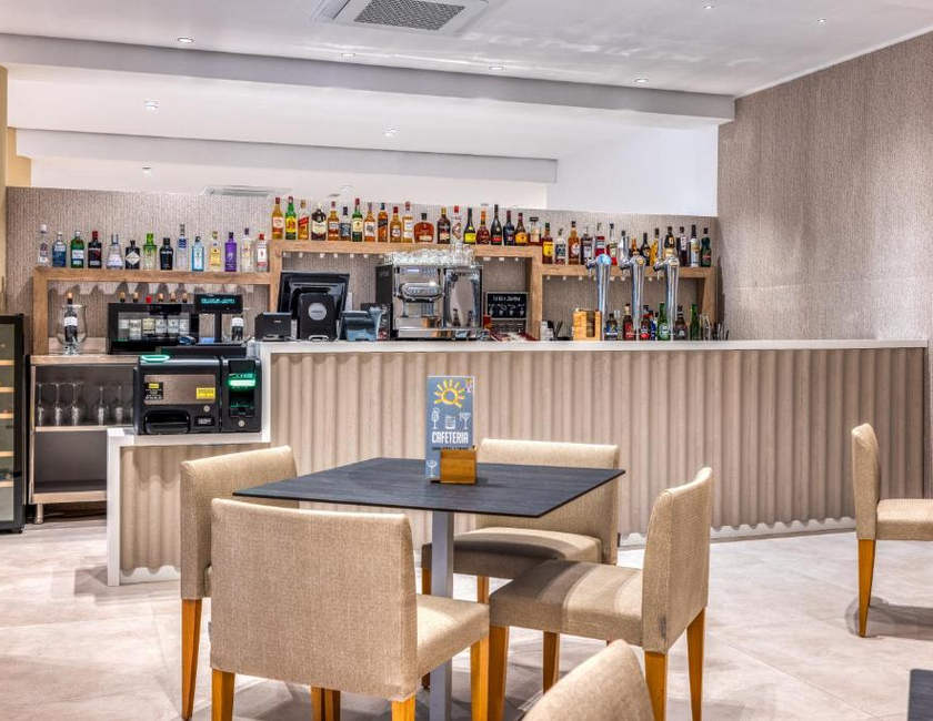 Imagen del bar/restaurante del Hotel Ohtels Gran Hotel Almeria. Foto 4