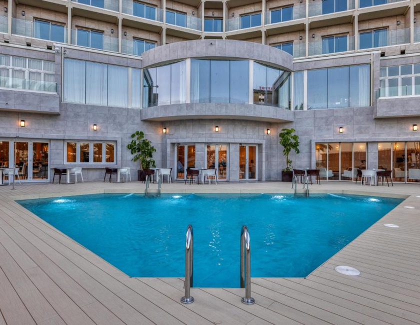 Imagen de la piscina del Hotel Ohtels Gran Hotel Almeria. Foto 17