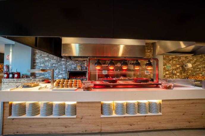 Imagen del bar/restaurante del Hotel Ohtels Islantilla. Foto 6