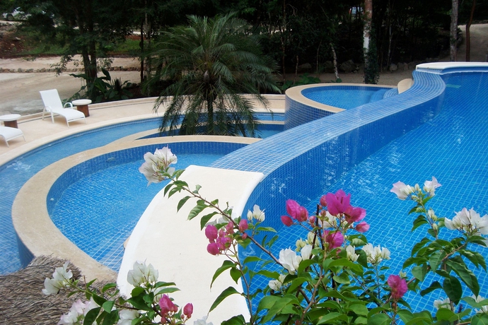 Imagen de la piscina del Hotel Okaan. Foto 5