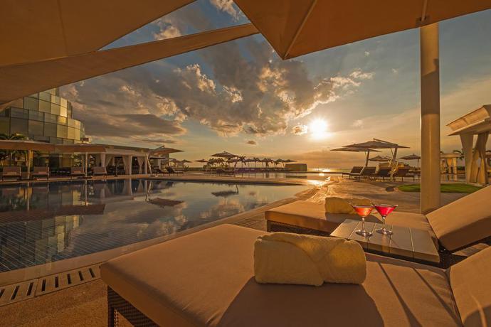 Imagen de la piscina del Hotel Okada Manila. Foto 19