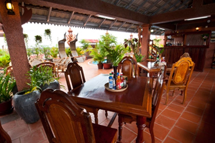 Imagen del bar/restaurante del Hotel Okay 1 Villa. Foto 5