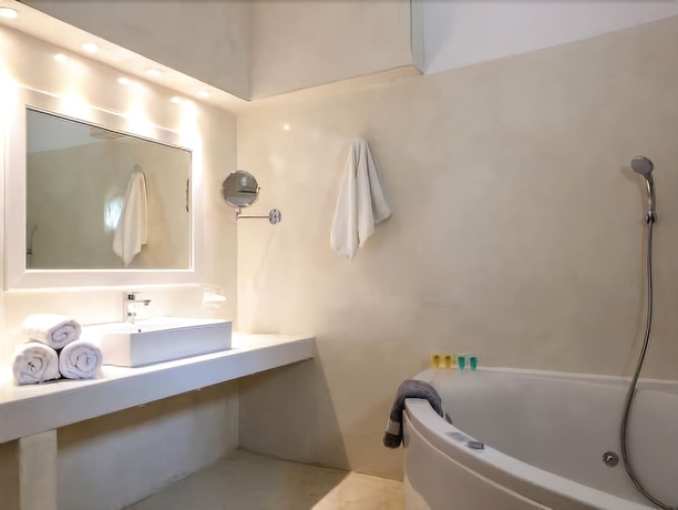 Imagen de la habitación del Hotel Okeanis Beach. Foto 14