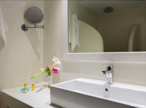 Imagen de la habitación del Hotel Okeanis Beach. Foto 17