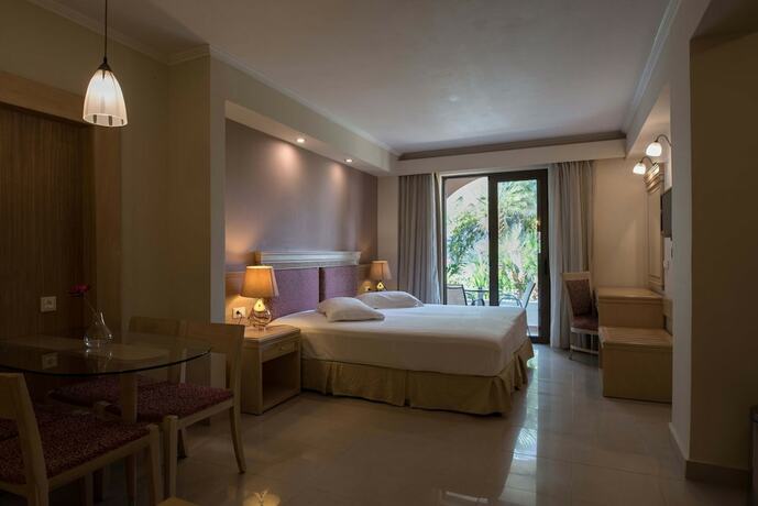 Imagen de la habitación del Hotel Okeanis Golden Resort. Foto 14
