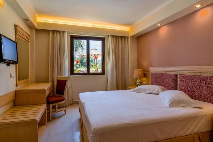 Imagen de la habitación del Hotel Okeanis Golden Resort. Foto 15