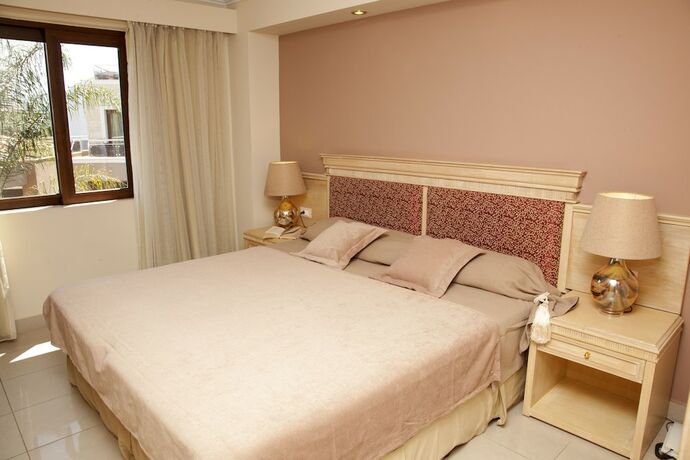 Imagen de la habitación del Hotel Okeanis Golden Resort. Foto 16