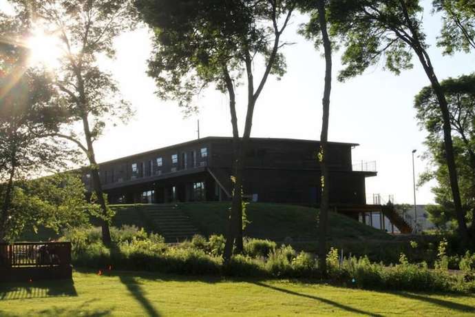 Imagen de los exteriores del Hotel Okoboji Commons. Foto 16
