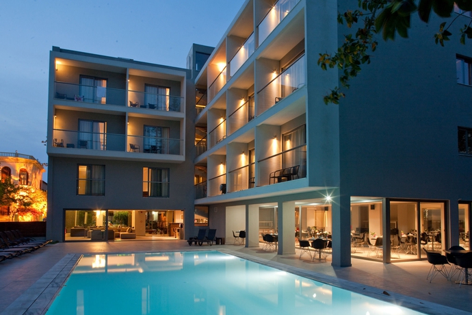 Imagen de la piscina del Hotel Oktober Downtown Boutique. Foto 13