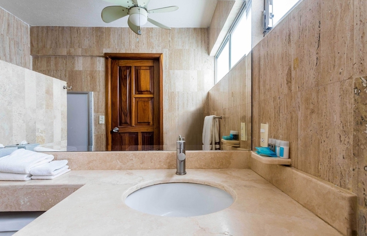 Imagen de la habitación del Hotel Olas Altas Suites. Foto 17