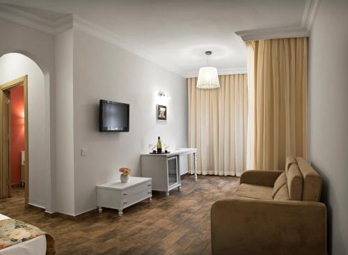 Imagen de la habitación del Hotel Olbios Marina Resort. Foto 8