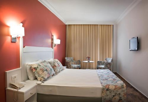 Imagen de la habitación del Hotel Olbios Marina Resort. Foto 9