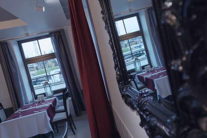 Imagen del bar/restaurante del Hotel Old Mill Comfort. Foto 3