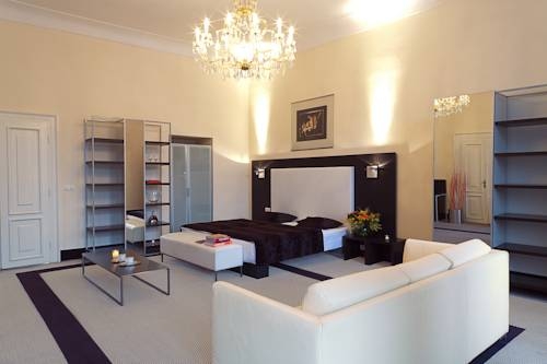 Imagen general del Hotel Old Town Square Residence By Emblem. Foto 4