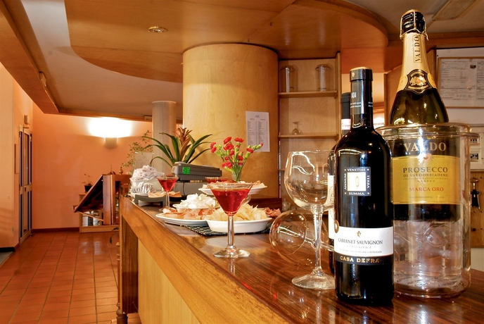 Imagen del bar/restaurante del Hotel Oleggio Malpensa. Foto 4