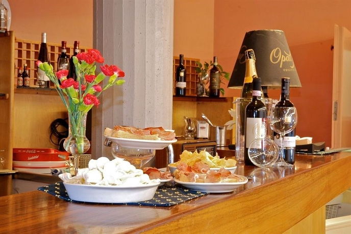 Imagen del bar/restaurante del Hotel Oleggio Malpensa. Foto 5