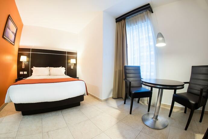 Imagen de la habitación del Hotel Oliba. Foto 15