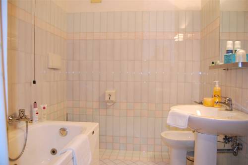 Imagen de la habitación del Hotel Olimpia, Cappelle dei Marsi. Foto 10