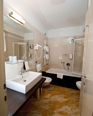 Imagen de la habitación del Hotel Olimpia, Cortina d'Ampezzo . Foto 6