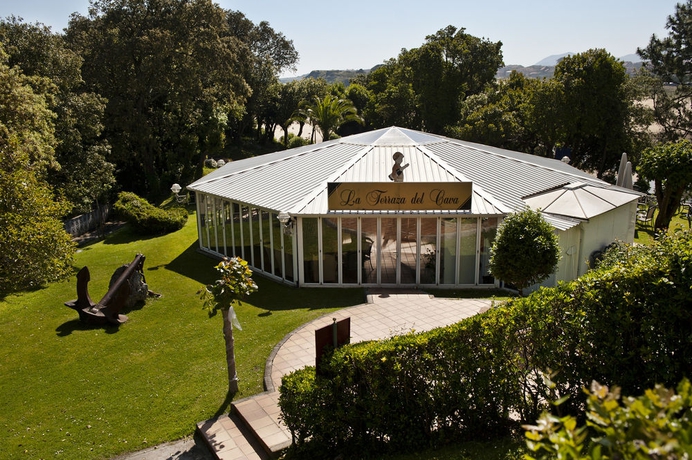 Imagen de los exteriores del Hotel Olimpo. Foto 13