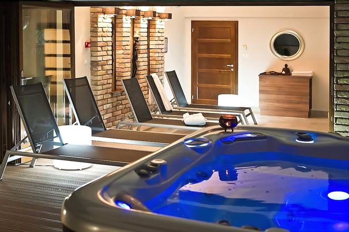 Imagen de la piscina del Hotel Oliva, Veszprem. Foto 15