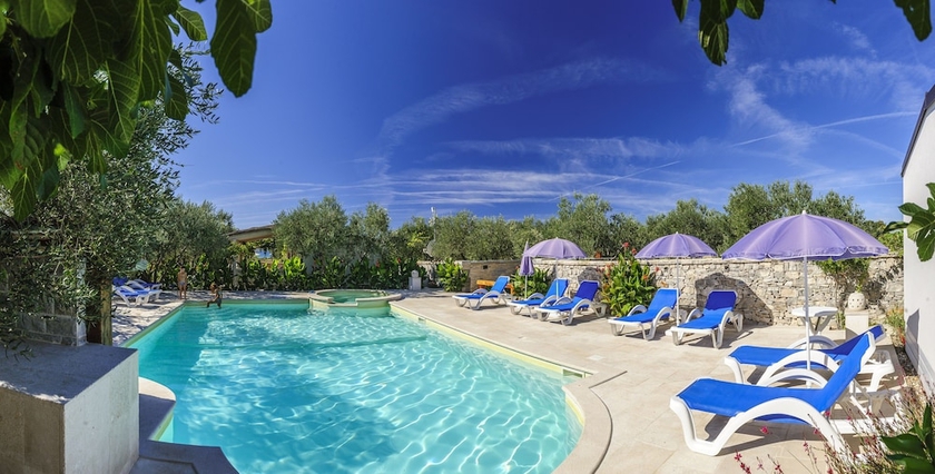 Imagen de la piscina del Hotel Olive Garden Camp Resort. Foto 14