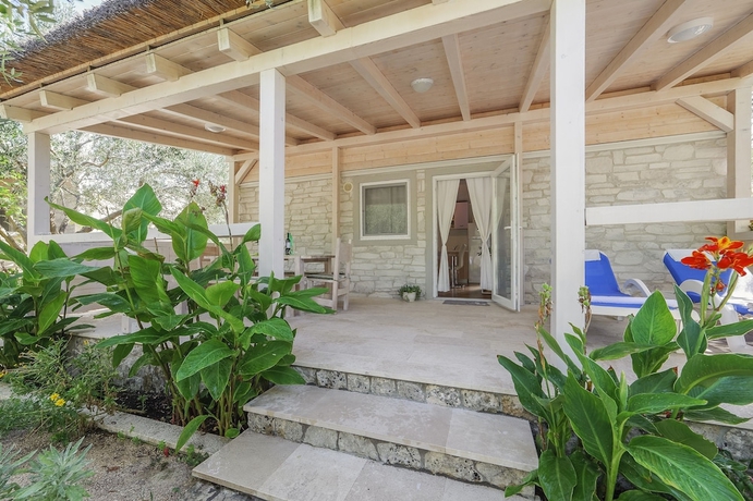 Imagen de los exteriores del Hotel Olive Garden Camp Resort. Foto 11